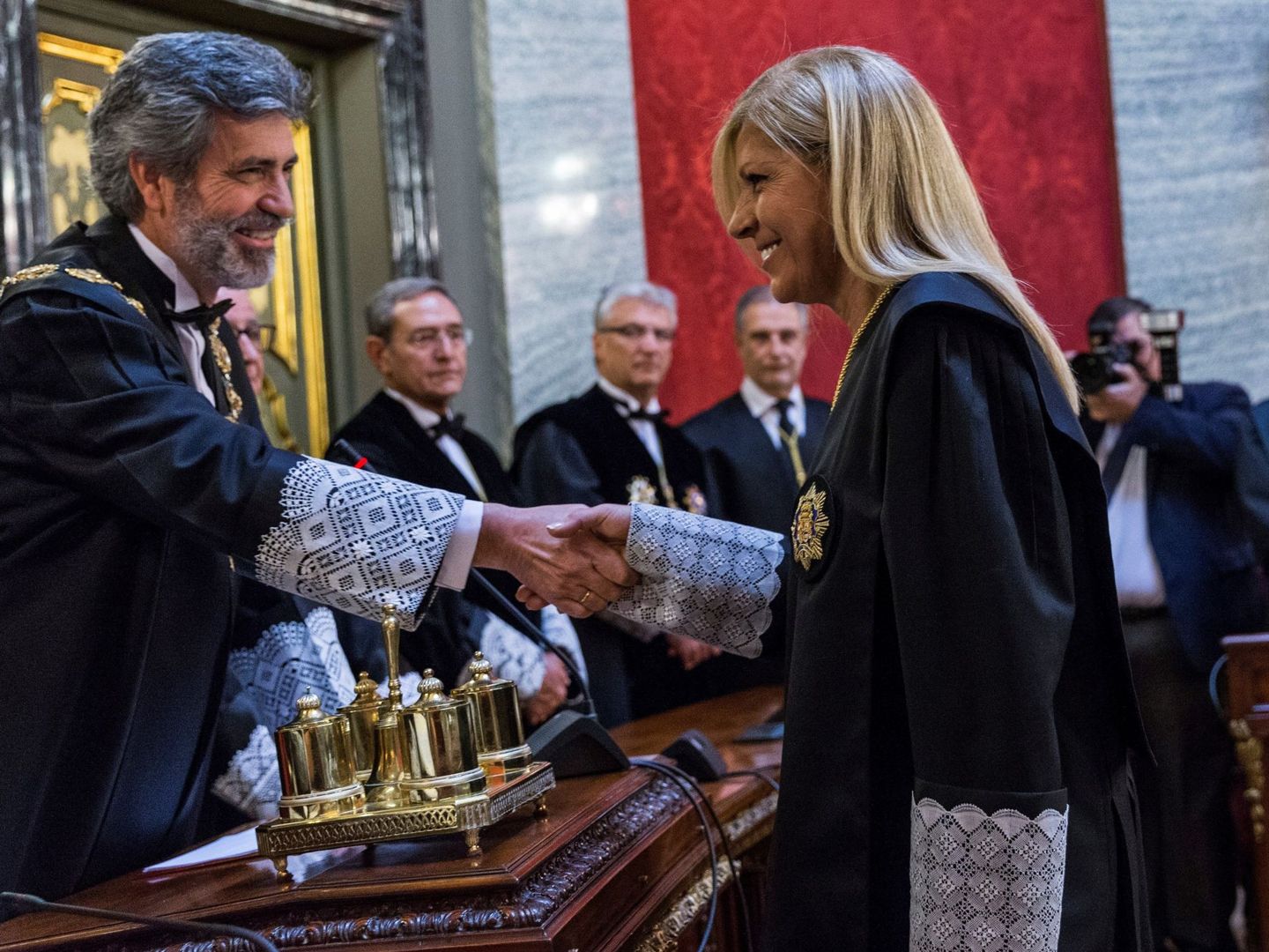 El presidente del Tribunal Supremo, Carlos Lesmes, felicita a la magistrada Susana Polo García, durante el acto de toma de posesión. (EFE)