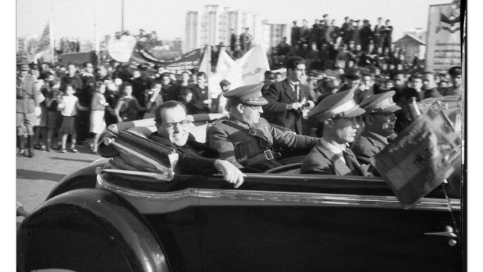 Foto: Despedida de Azaña y Negrín a las Brigadas Internacionales en Barcelona el 28 de octubre de 1938. (EFE)