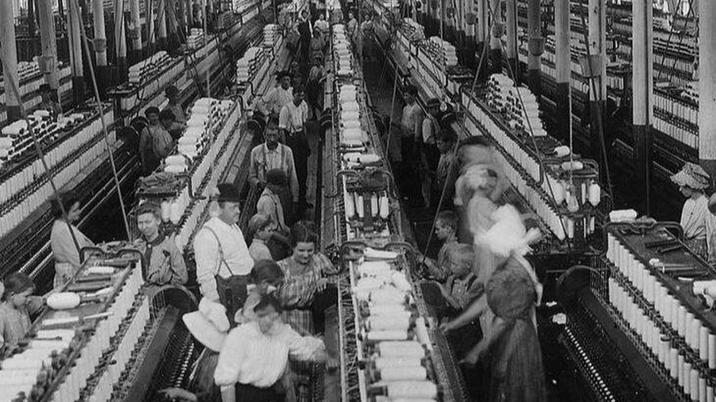 Mujeres, niñas y niños trabajando en una fábrica de algodón en Estados Unidos. Fuente: Wikipedia