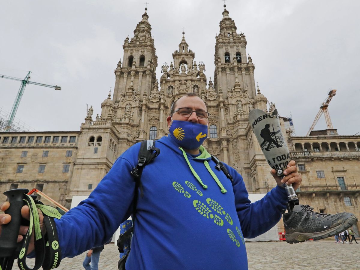 Foto: Llegan los primeros peregrinos a Santiago de Compostela tras realizar un "camino totalmente nuevo" (EFE)