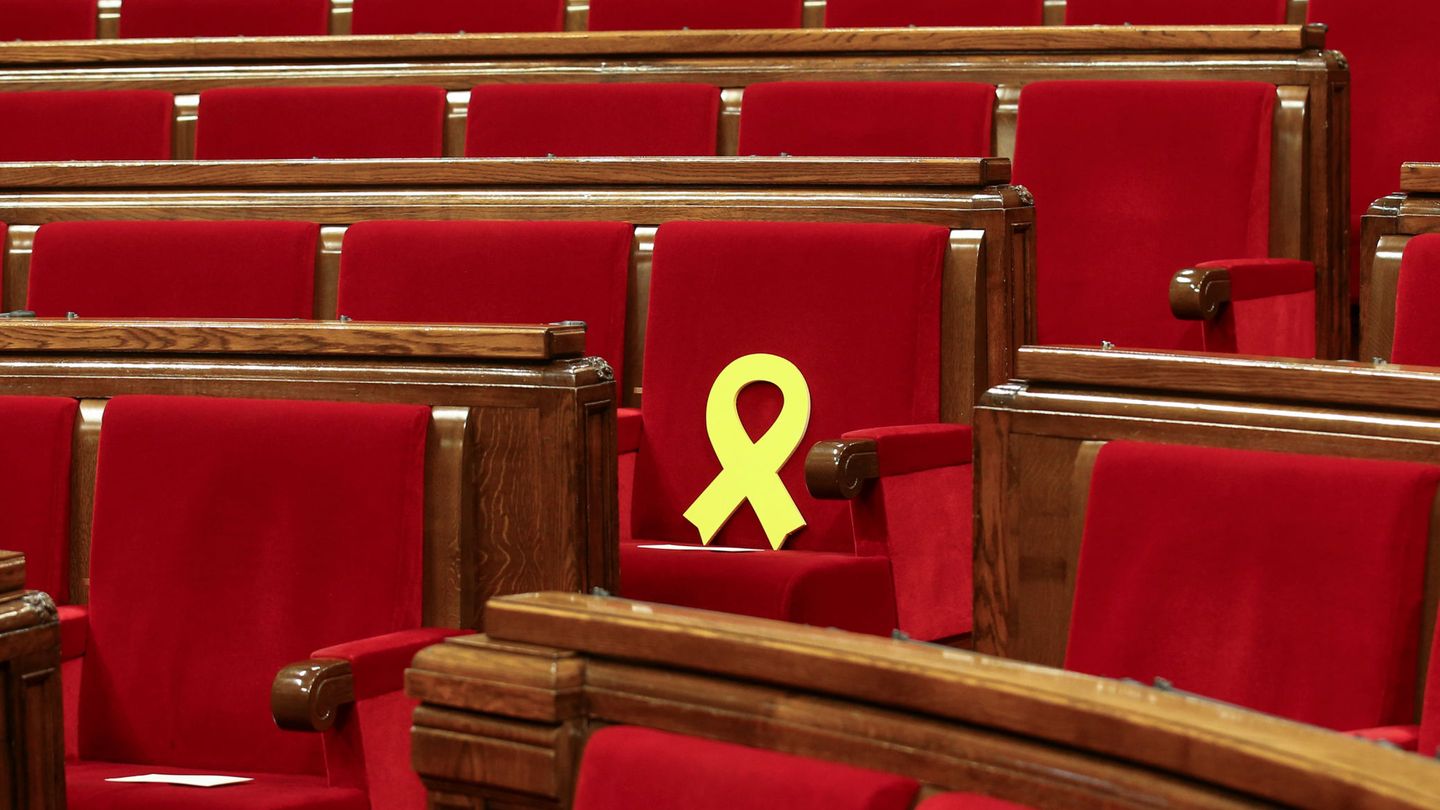 Un lazo amarillo en el Parlament por los independentistas encarcelados. (Reuters)