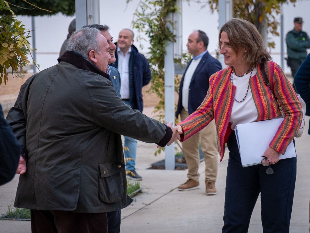 Foto: Teresa Ribera saluda a uno de los asistentes al plan del Gobierno para Doñana, en la localidad onubense de Almonte. (EFE / Julián Pérez)