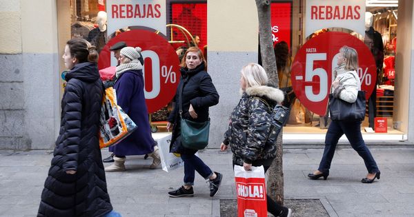 Foto: Arrancan las rebajas en los comercios españoles. (EFE)