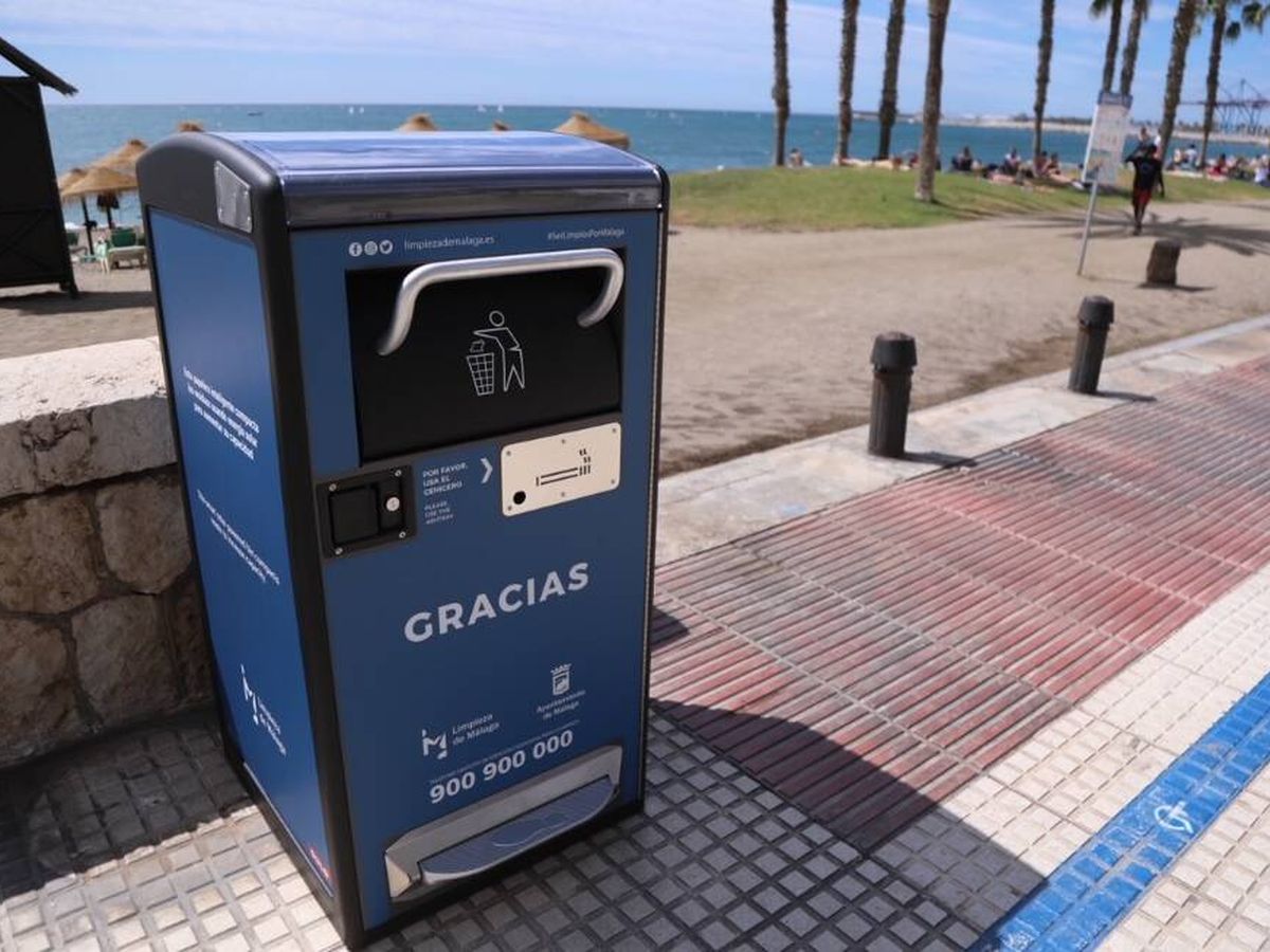 Foto: Una de las 'papeleras inteligentes' que critica Unidas Podemos por su coste. (Ayuntamiento de Málaga)