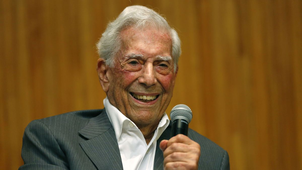El escritor peruano Vargas Llosa, de 87 años, es hospitalizado por segunda vez por covid-19