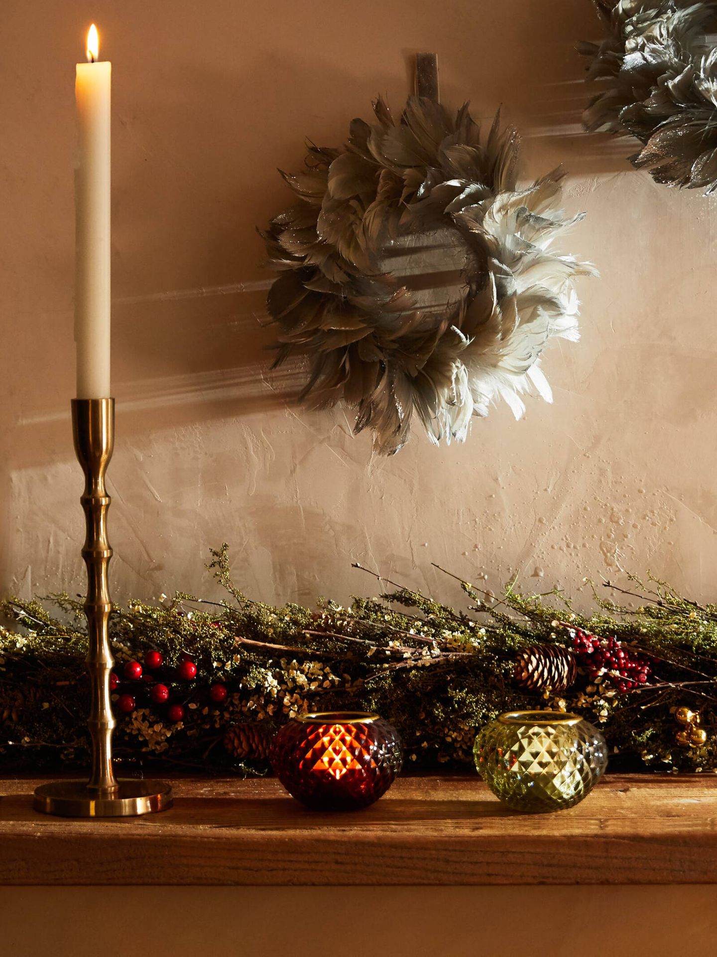 Accesorios navideños para decorar la puerta de casa. (Cortesía/Zara Home)
