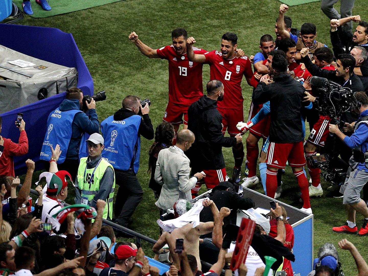 Los iraníes celebraron su gol, pero el árbitro lo anuló por fuera de juego. (EFE)