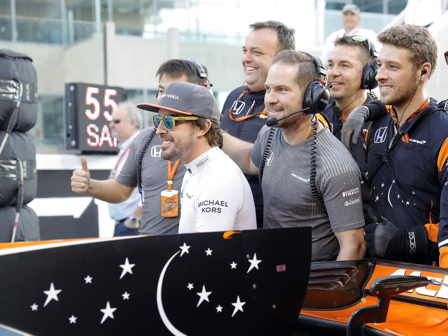 Alonso, con su equipo en el último gran premio. (Reuters)