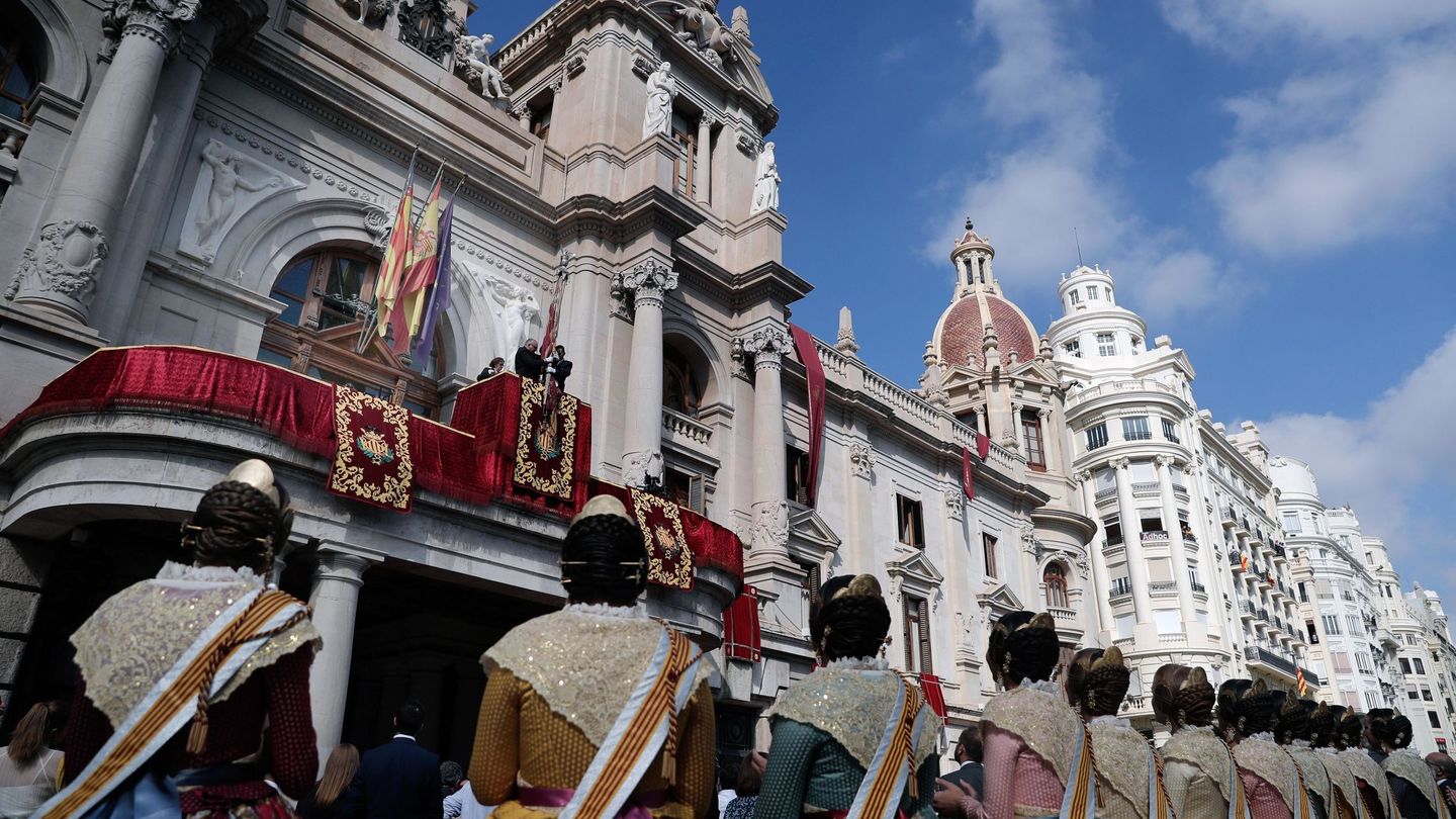 Falleras observan la bajada de la Real Senyera en la procesión del Día de la Comunidad Valenciana (EFE)