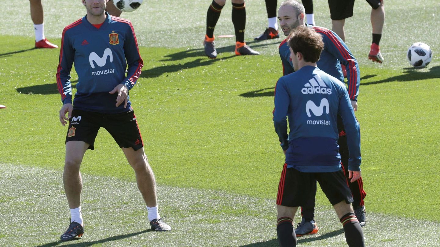Marcos Alonso, en un entrenamiento de la Selección junto a Iniesta y a Odriozola. (EFE)