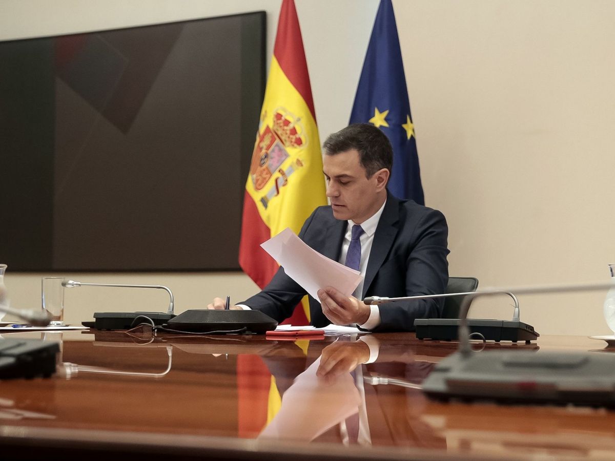 Foto: El presidente del Gobierno, Pedro Sánchez, en una videoconferencia con presidentes de las CCAA. (EFE)