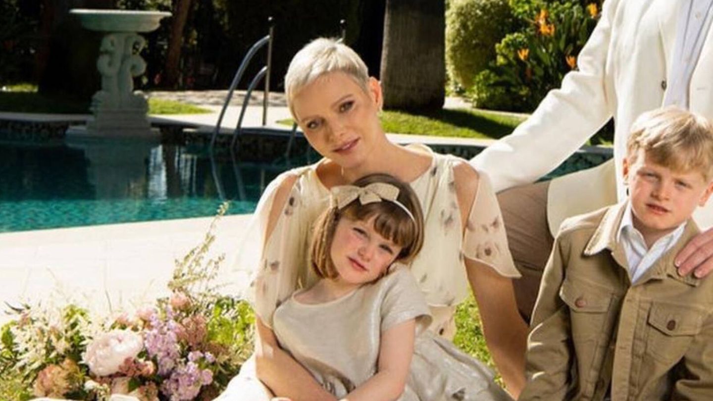 Charlène de Mónaco, junto a sus hijos, con su nuevo cambio de look. (Instagram/@palaisprincierdemonado)