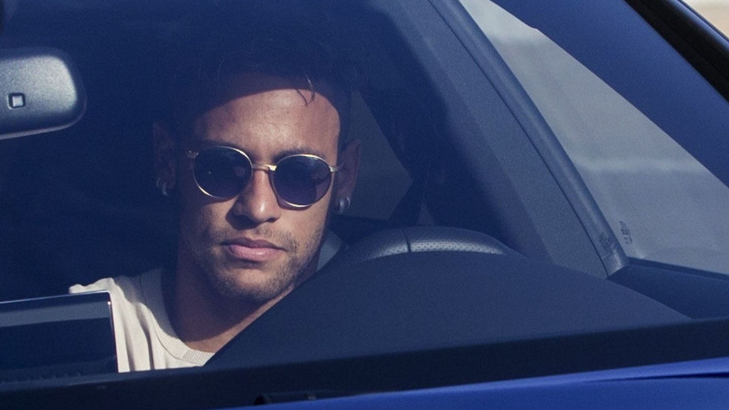 Neymar, antes de despedirse de la plantilla del Barça. (EFE)