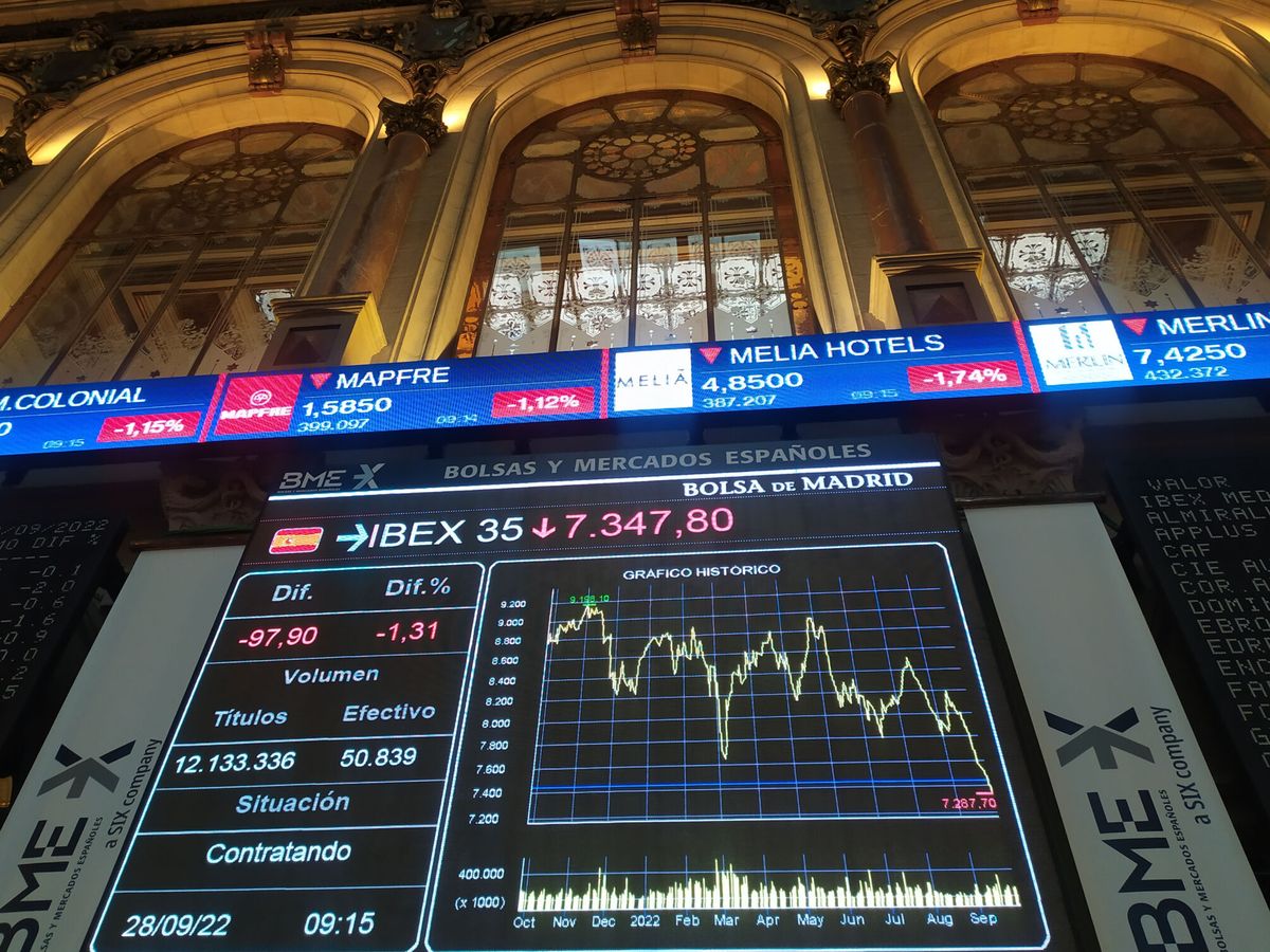 Foto: Panel de cotización en el interior de la Bolsa de Madrid. (EFE/Vega Alonso)