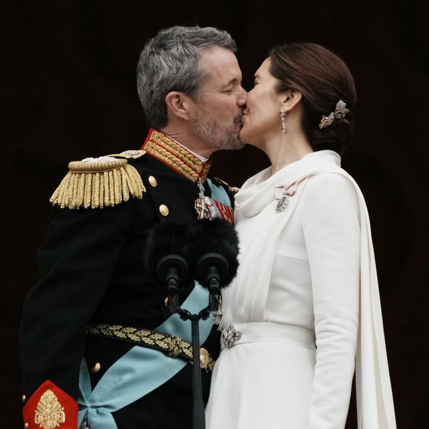 El rey Federico X y la reina Mary se besan en el balcón tras la proclamación. (EFE/Thomas Traasdahl)