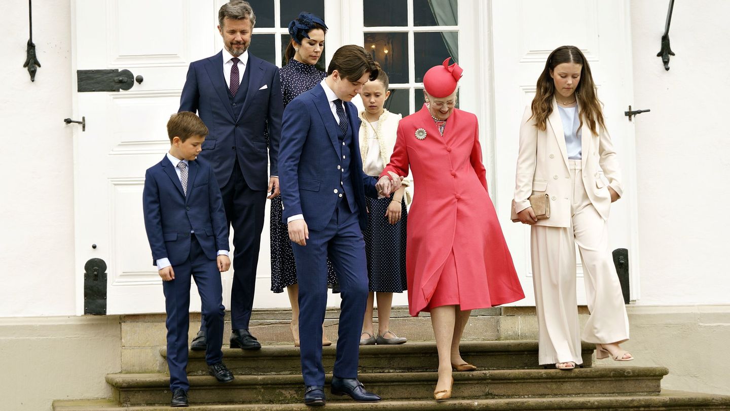 La reina Margarita junto a su familia en la confirmación del príncipe Christian. (EFE)