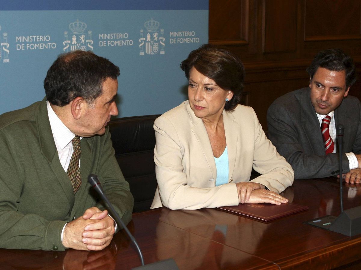 Foto: Fernando Palao, izquierda, con Magdalena Álvarez, en el Ministerio de Fomento en 2008. (EFE)