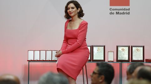 Isabel Díaz Ayuso luce un modelo de Vicky Martín Berrocal en el Día de la Comunidad