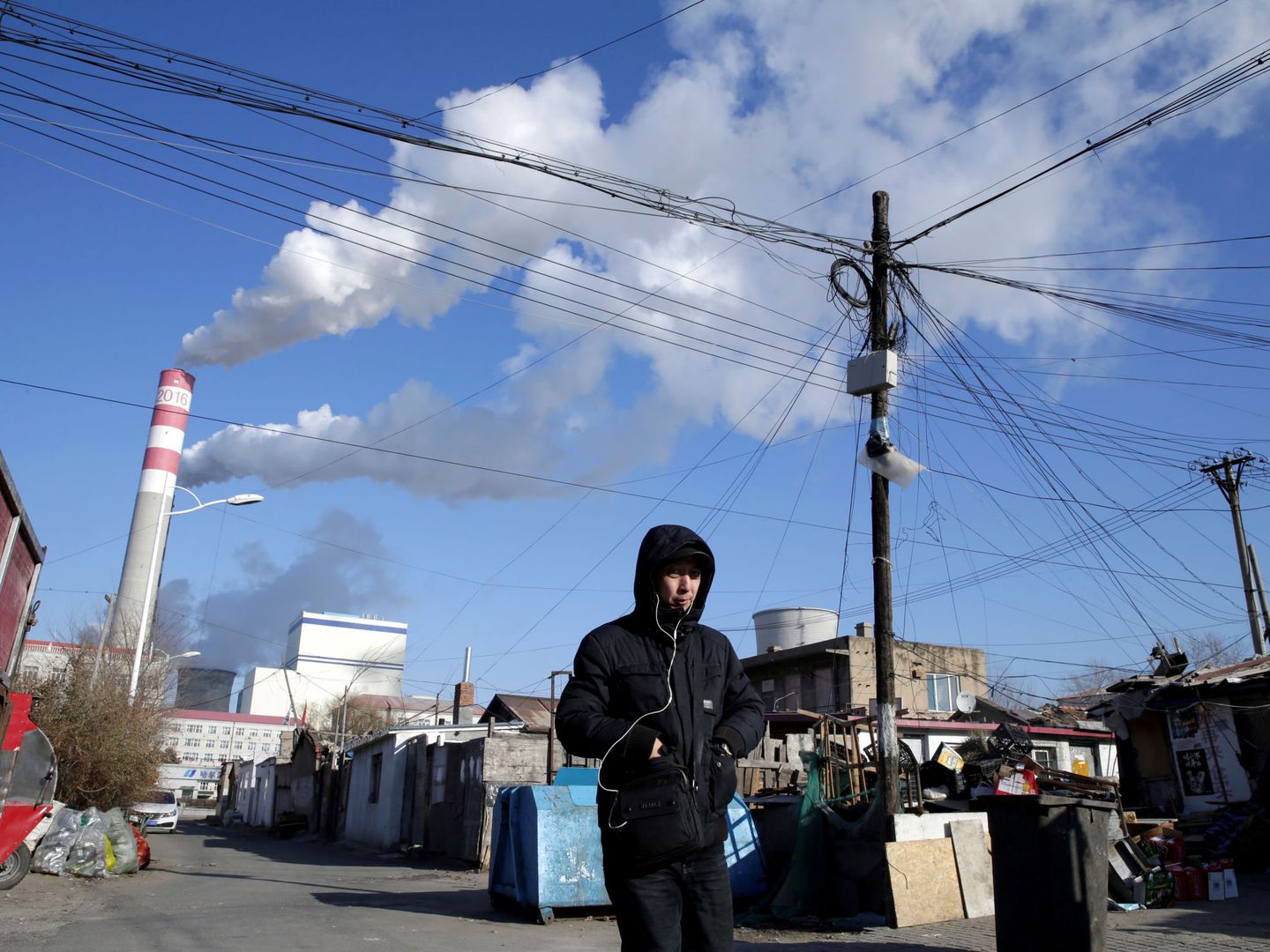 Un hombre camina cerca de una central de carbón, en la ciudad china de Harbin. (Reuters)