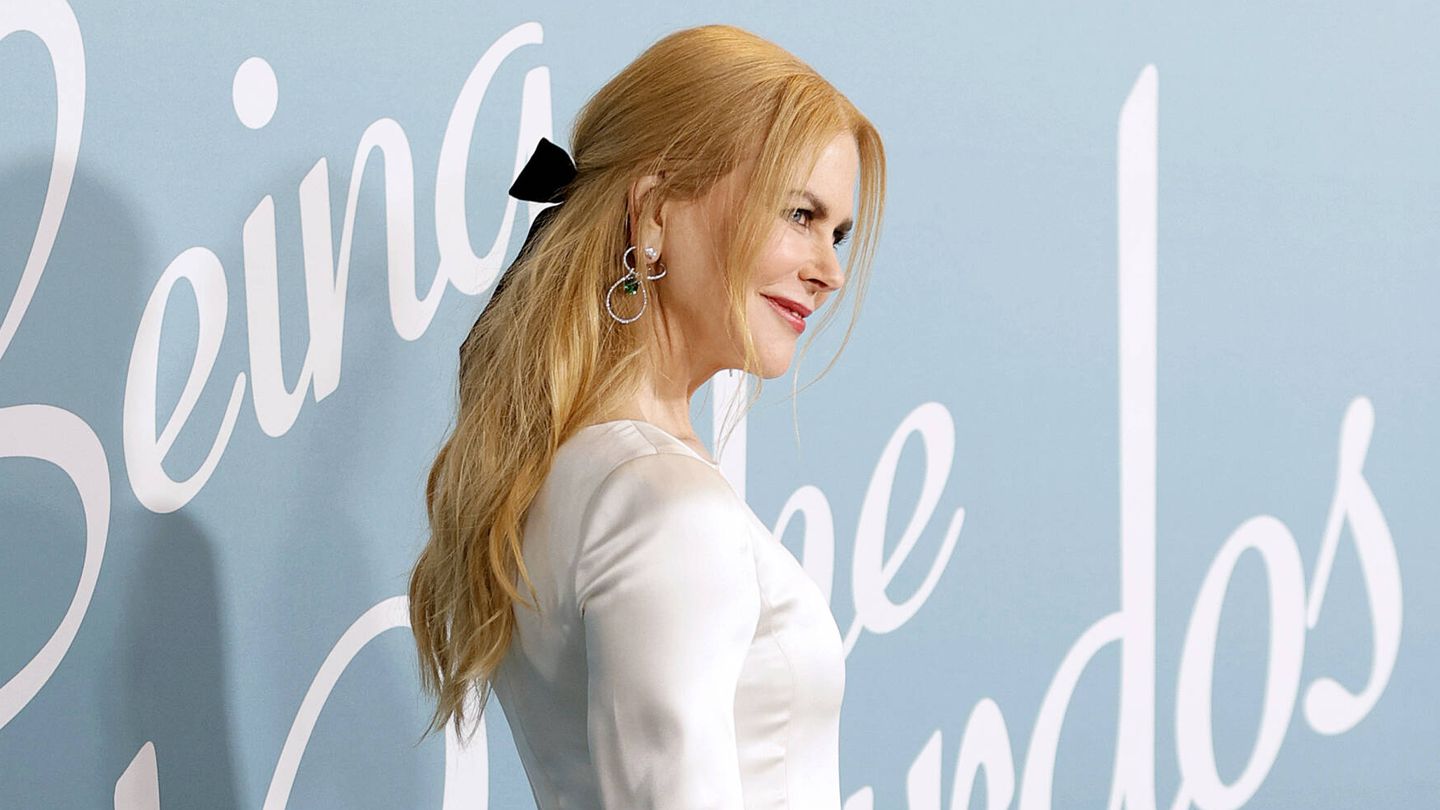Nicole Kidman, con semirrecogido con lazada y look de Chanel en la première de 'Being The Ricardos' en Nueva York. (Getty/Michael Loccisano)