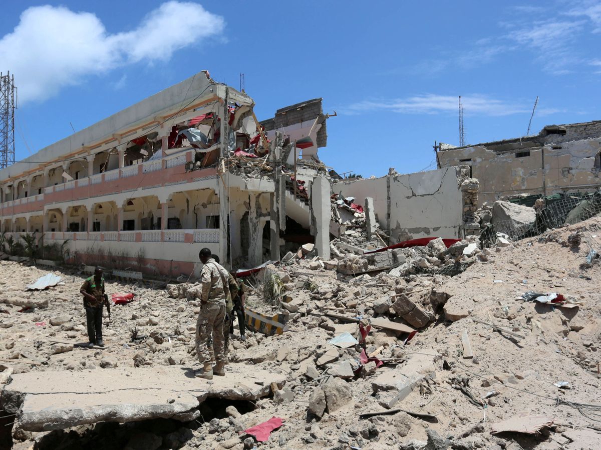 Foto: El SYL hotel en Mogadiscio, tras otro ataque de Al Shabab en 2016. (Reuters)