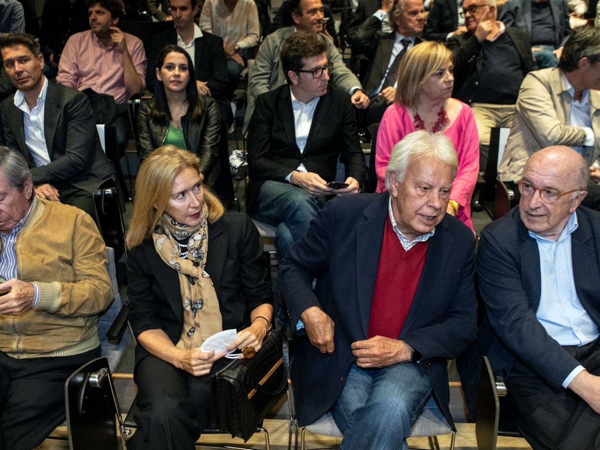 Foto: El expresidente Felipe González (2d), en primera fila durante la presentación del libro de Ignacio Varela. (Isabel Blanco)