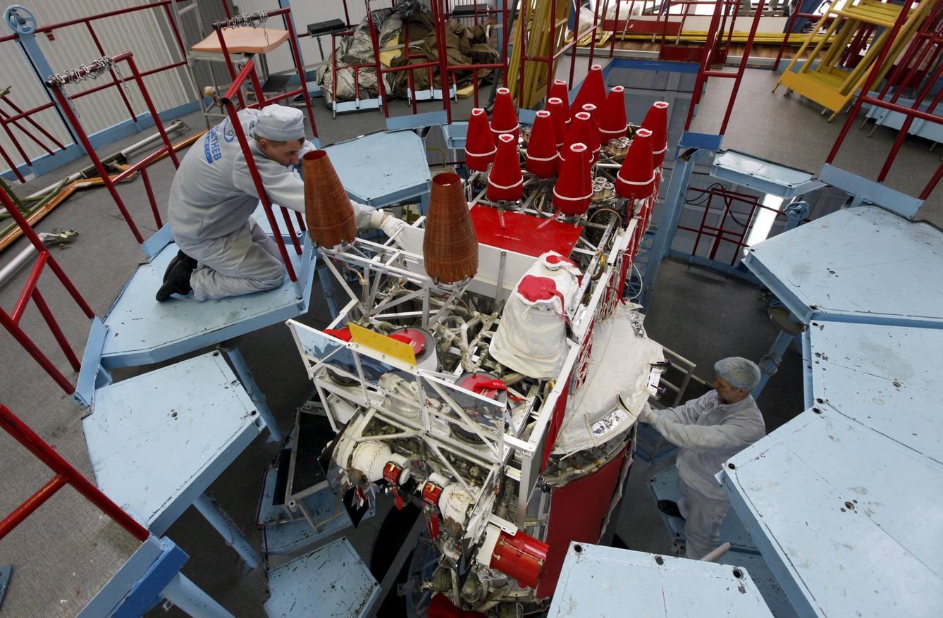 Un técnico trabaja en un satélite GLONASS-M en un centro ubicado en Zheleznogorsk, Siberia. (Reuters)