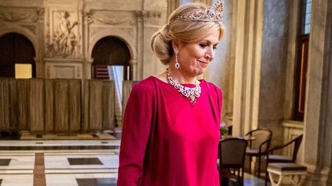 La reina Máxima de Holanda triunfa en una cena de gala con un vestido rojo y una vistosa tiara de rubíes