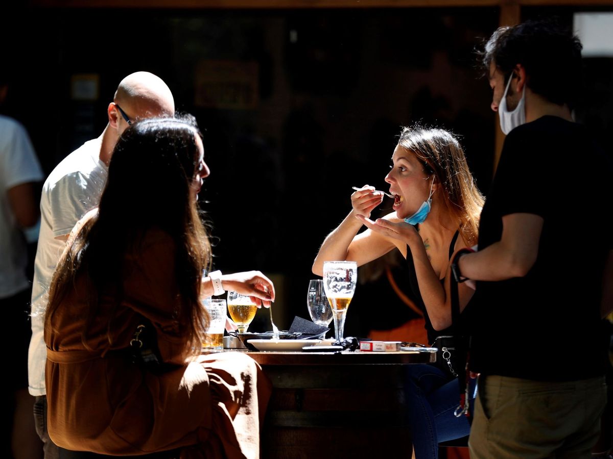 Foto: Domingo de terrazas y bares en barcelona. EFE / Toni Albir