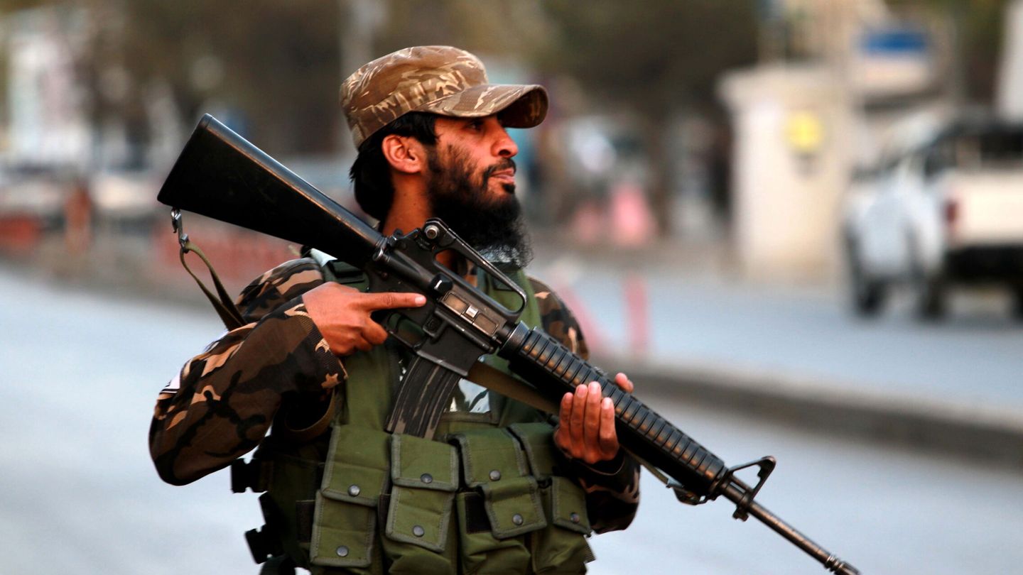 Un talibán vigila el lugar de una explosión en Kabul el pasado 23 de septiembre. EFE 