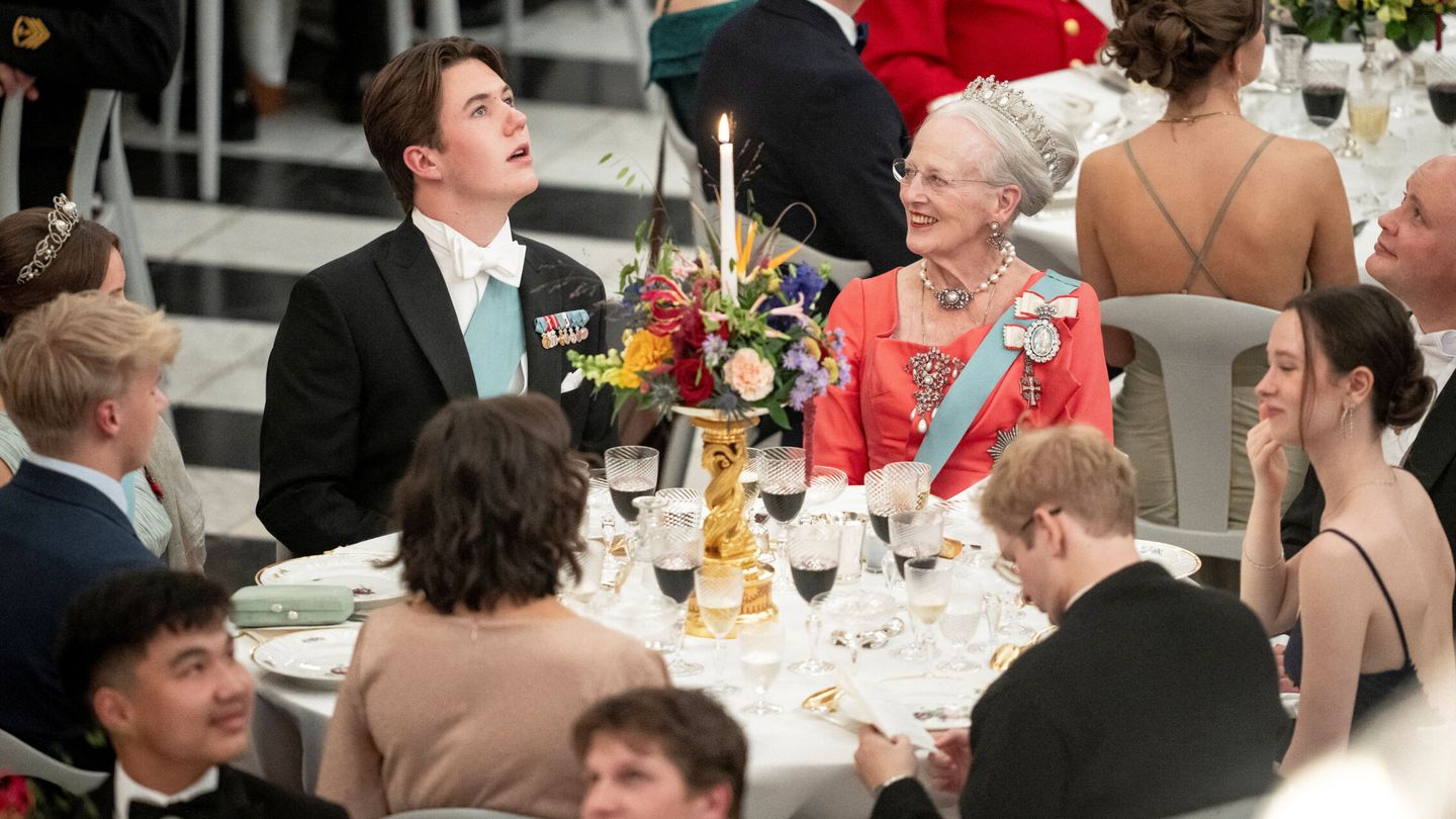 El príncipe junto a la reina Margarita en la cena de gala. (EFE)