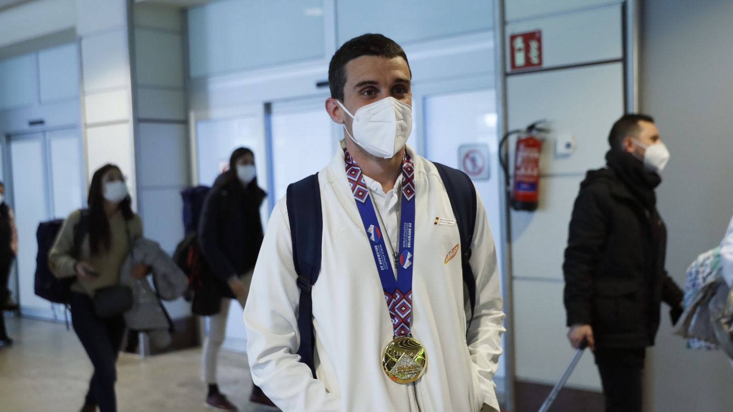 Mariano García, con su medalla de oro tras aterrizar en Barajas. (EFE/Chema Moya)
