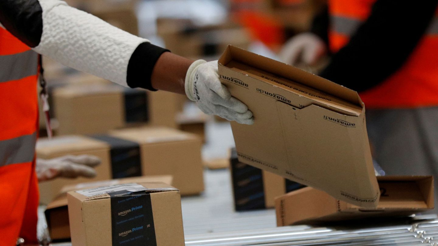 FILE PHOTO: Employees sort packages at the Amazon distribution center warehouse in Saran, near Orleans, France, November 22, 2016. REUTERS Philippe Wojazer File Photo