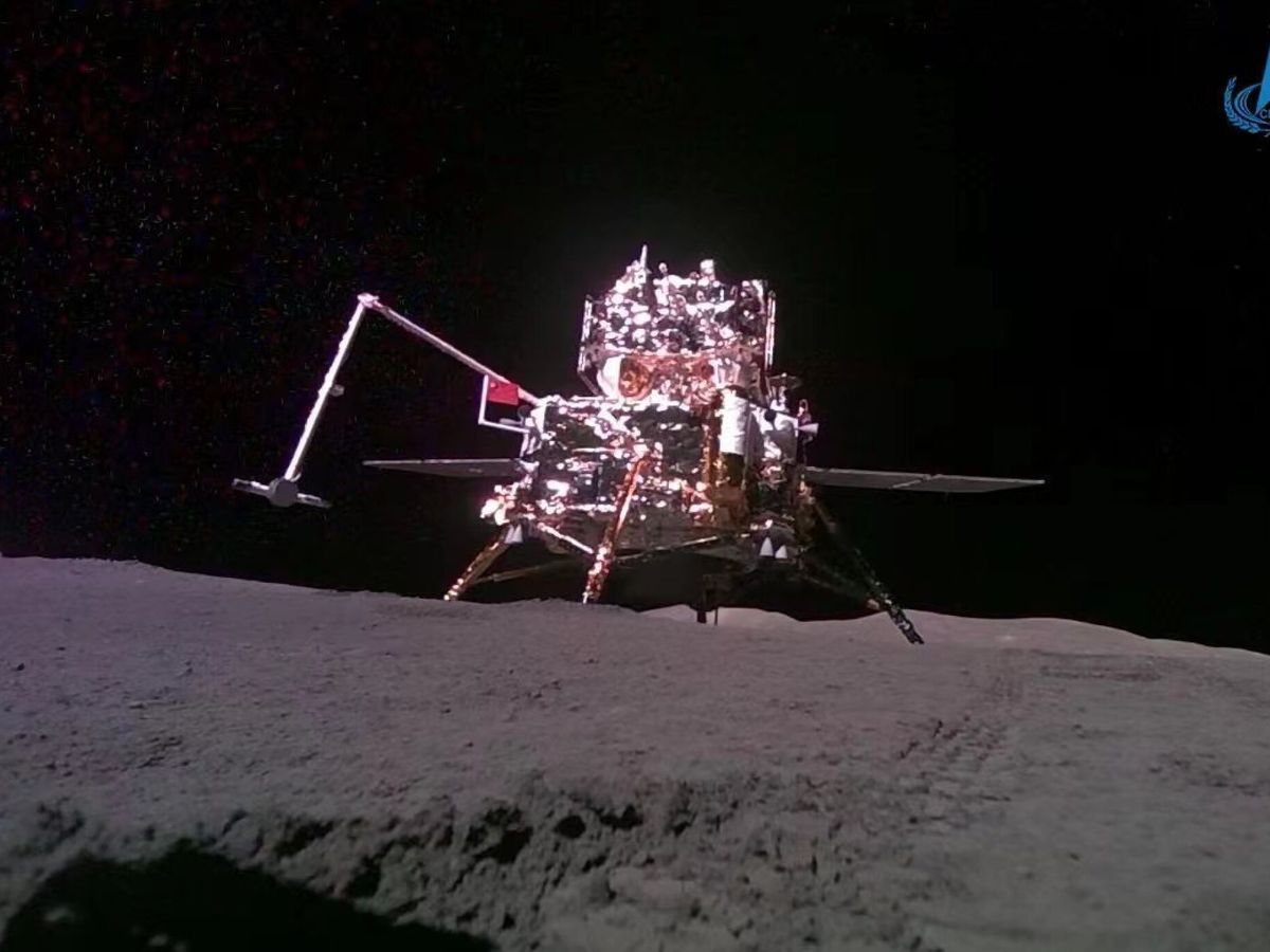 Foto: La sonda china Chang'e-6 recoge muestras en la cara oculta de la Luna. (EFE/CNSA)