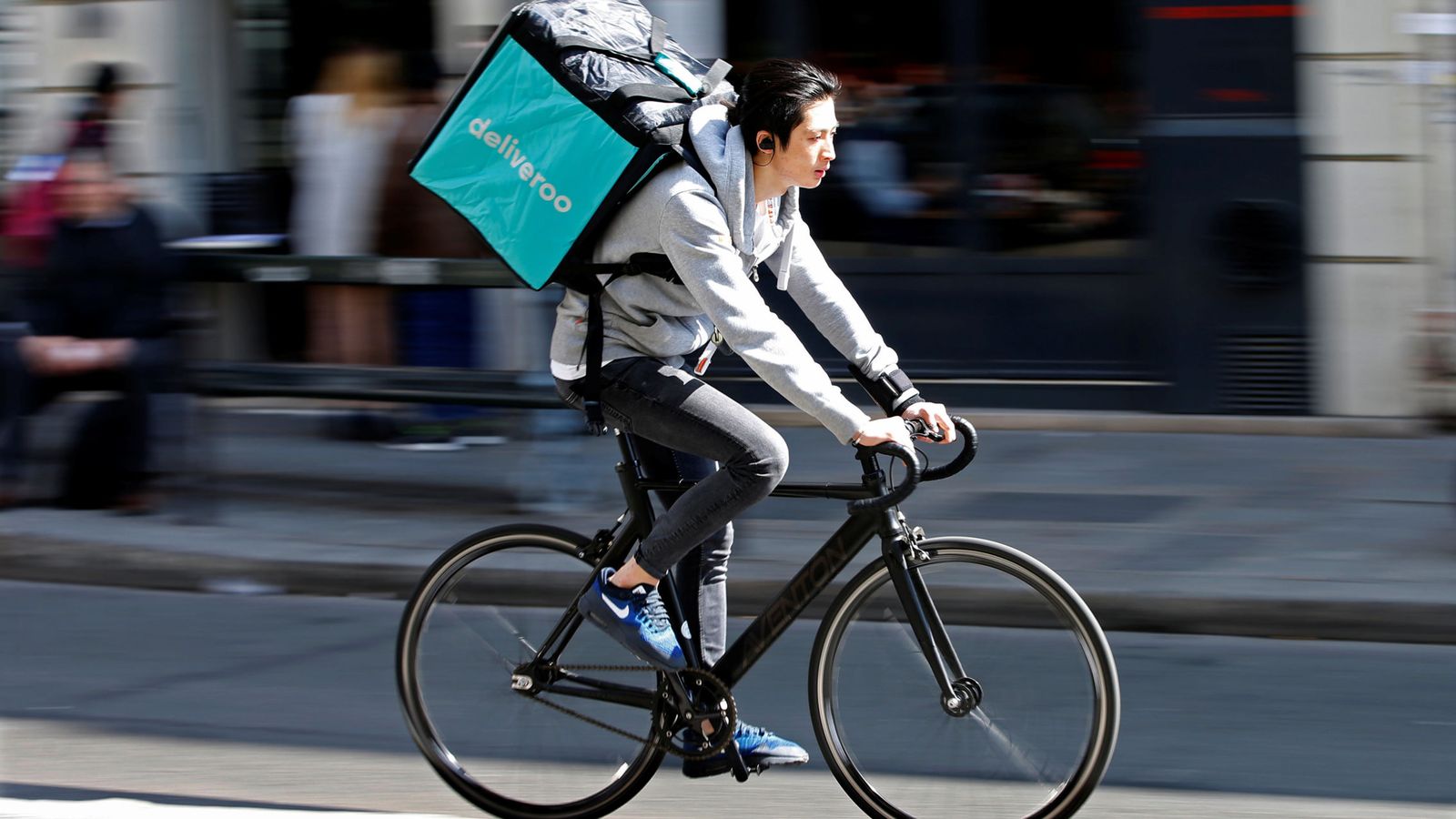 Foto: Un 'rider' de Deliveroo, en plena entrega. (Reuters)