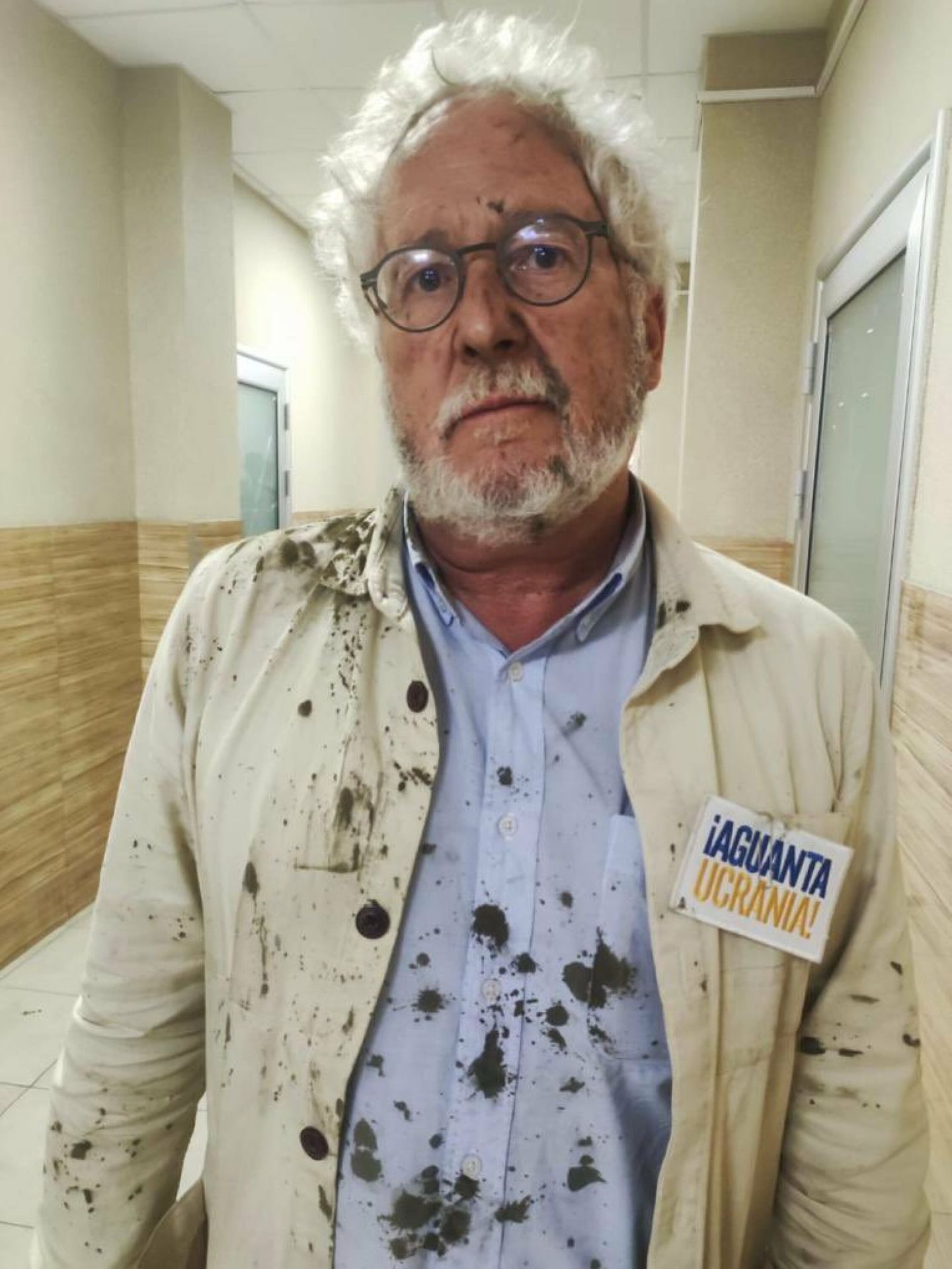 El escritor Héctor Abad Fanciolince tras el lanzamiento de un misil ruso contra el restaurante de Kramatorsk en el que estaba cenando. (EFE)