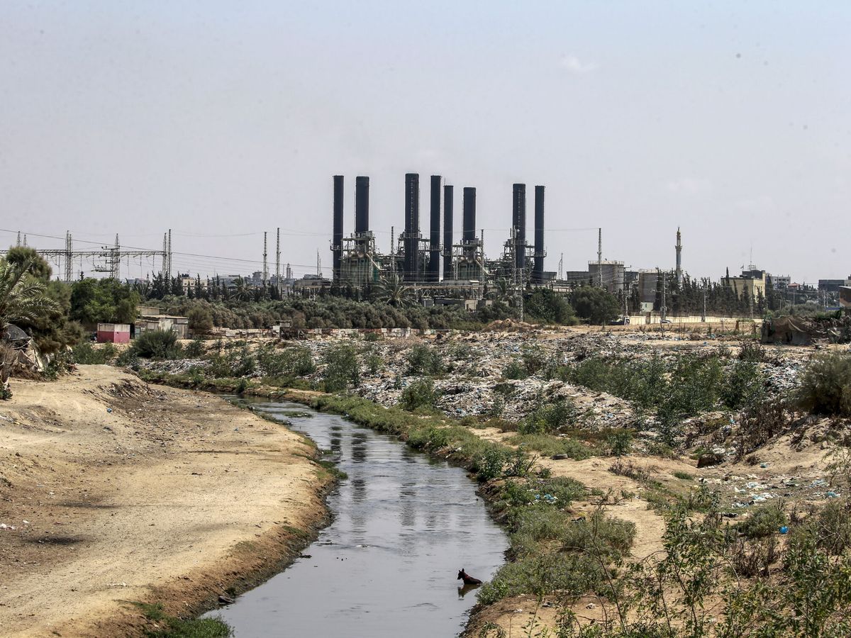 Foto: Vista general de la central que genera electricidad en el centro de la Franja de Gaza. (EFE / Mohammed Saber)