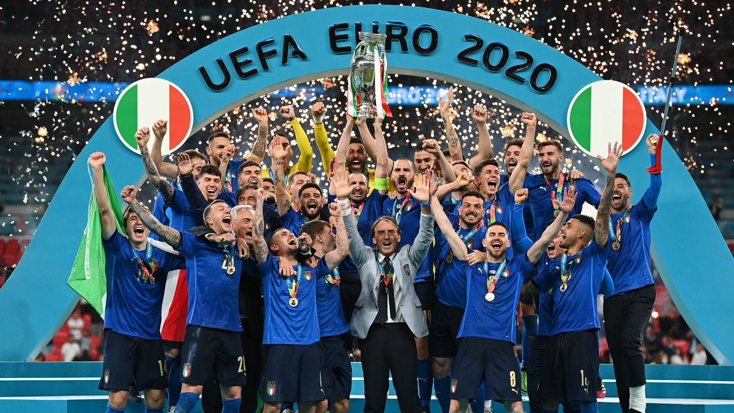 Los jugadores italianos alzan la Eurocopa al cielo de Wembley. (EFE)
