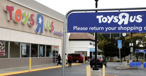 Foto: Compradores esperan a que se abra una tienda Toys 'R' Us. (EFE)