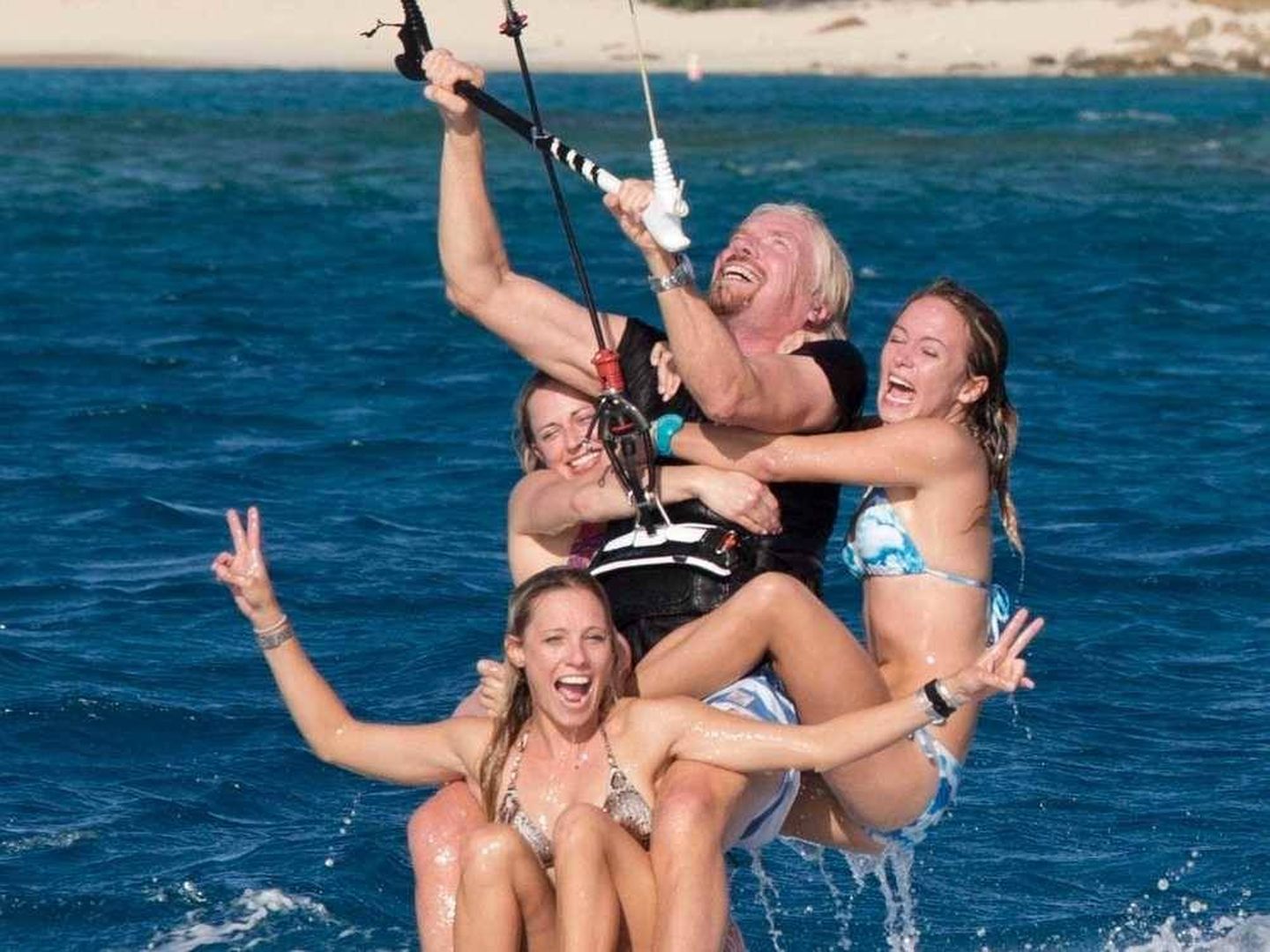 El millonario Richard Branson, amigo de Don Montague, disfrutando del... kitesurfing