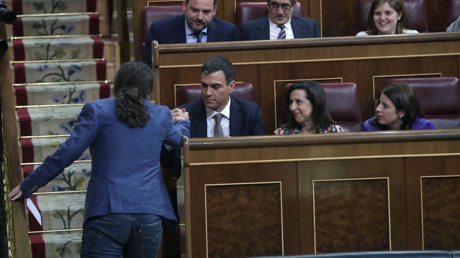 Foto: El líder de Podemos, Pablo Iglesias (i), da la mano al secretario general del PSOE, Pedro Sánchez (2i), tras finalizar su intervención en el debate de la moción de censura. (EFE)