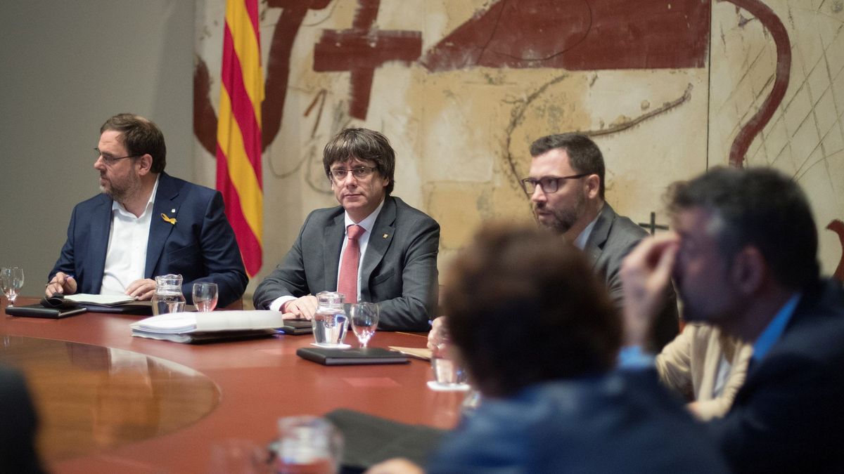 Puigdemont intenta aparcar por un día la independencia para que Rajoy pare el 155