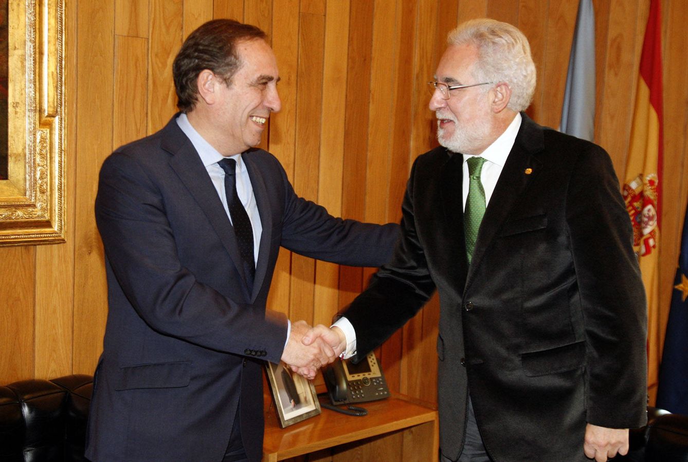 El conselleiro Valeriano Martínez saluda al presidente del Parlamento, Miguel Santalices. (Xunta)