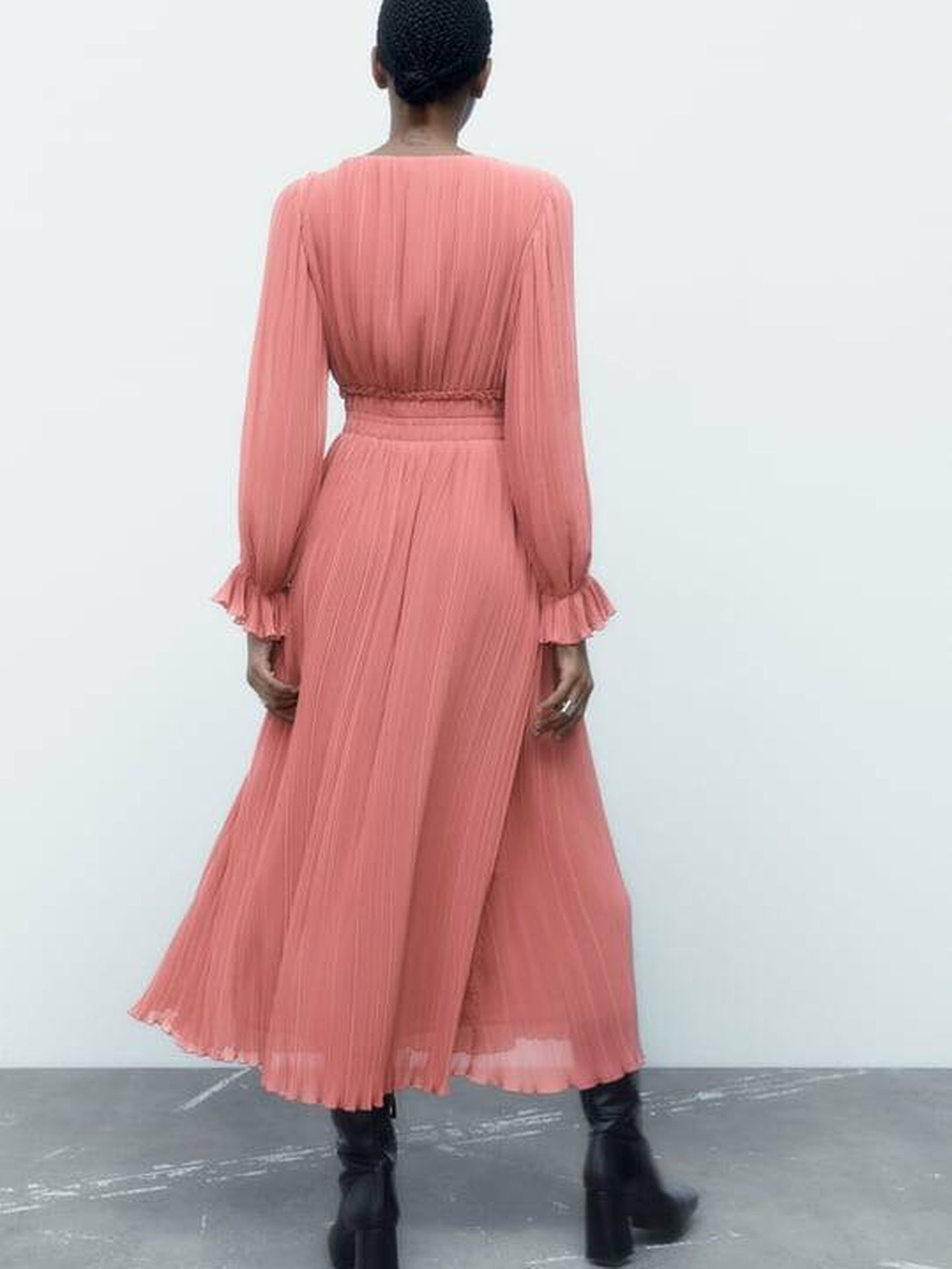 Amor a primera vista por este vestido plisado de Zara. (Cortesía)