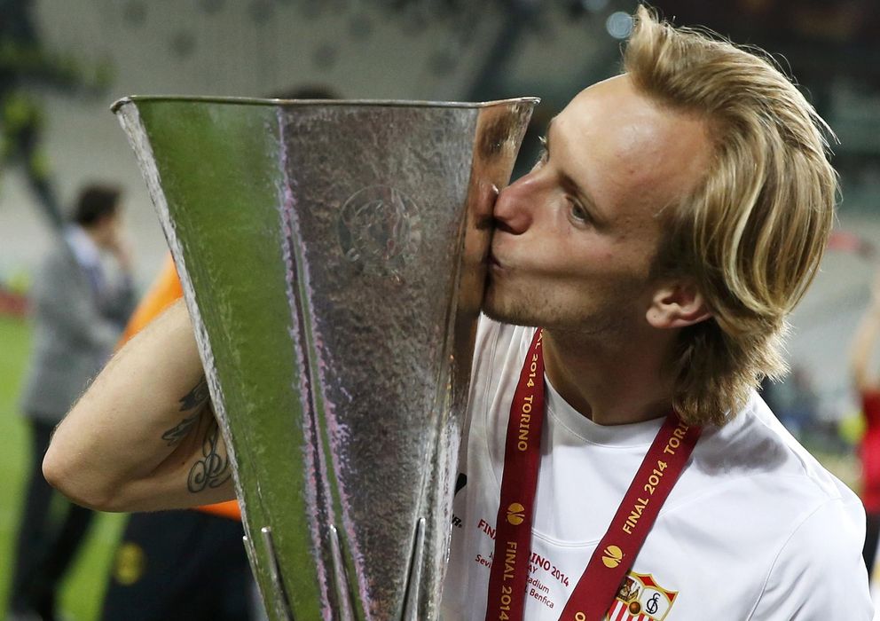 Foto: Rakitic besa el trofeo de la Europa League en el Juventus Stadium.