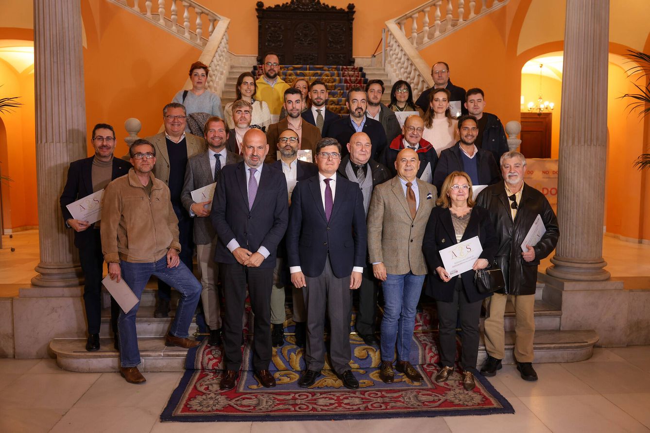 Francisco Carrera Iglesias con otros artistas en el Ayuntamiento de Sevilla