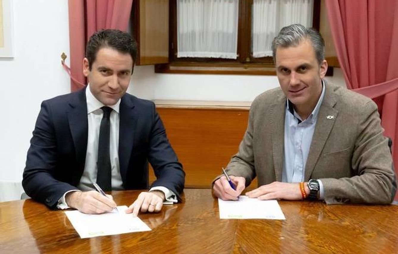 Teodoro García Egea y Javier Ortega Smith escenifican el pacto entre el PP y Vox. (PP)