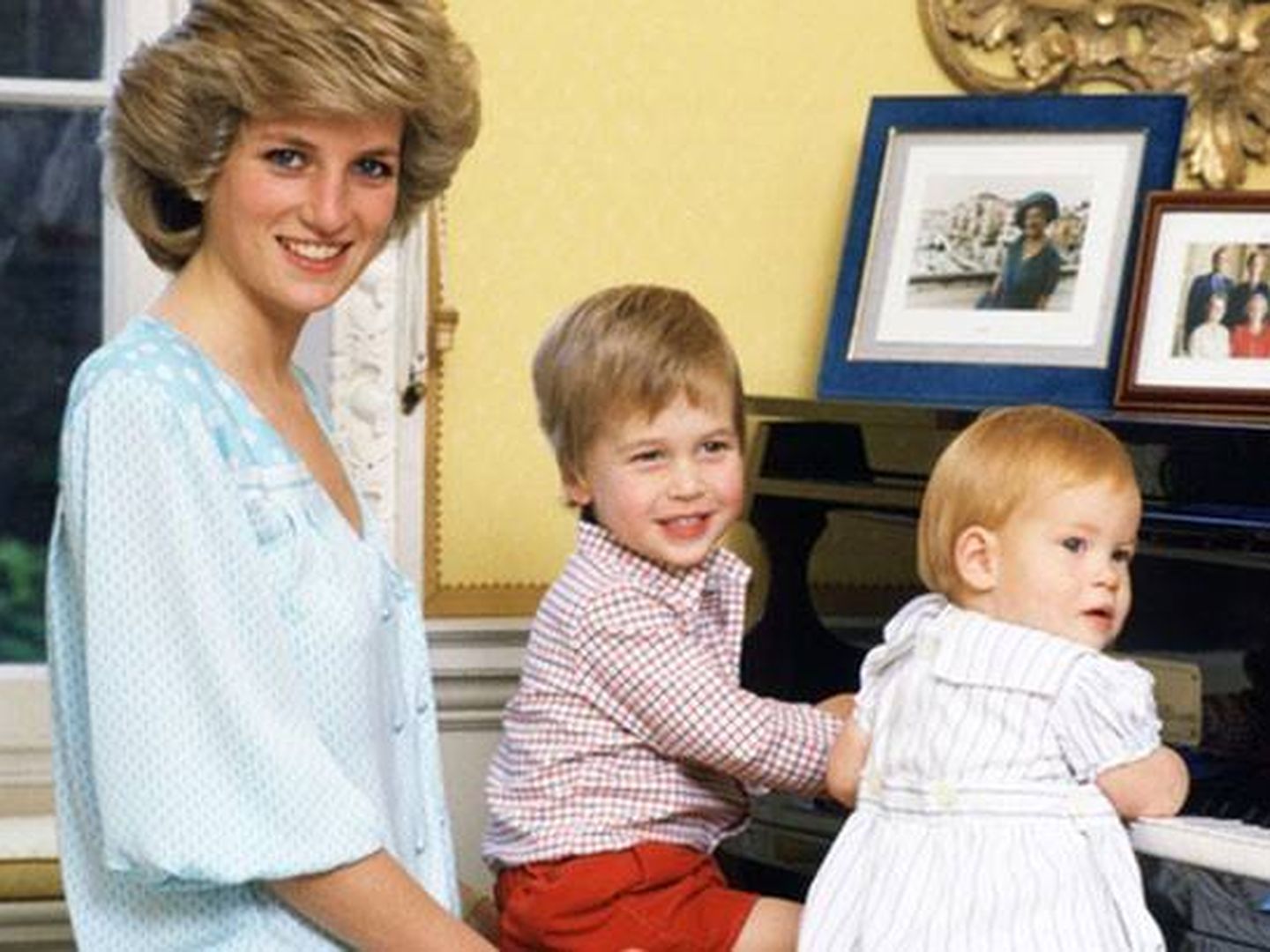 La princesa Diana de Gales, junto a sus hijos en una imagen de archivo (Reuters)