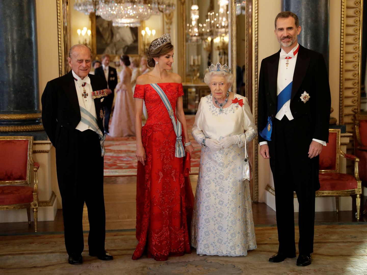 Los Reyes, con Isabel II y Felipe de Edimburgo en Buckingham. (Reuters)