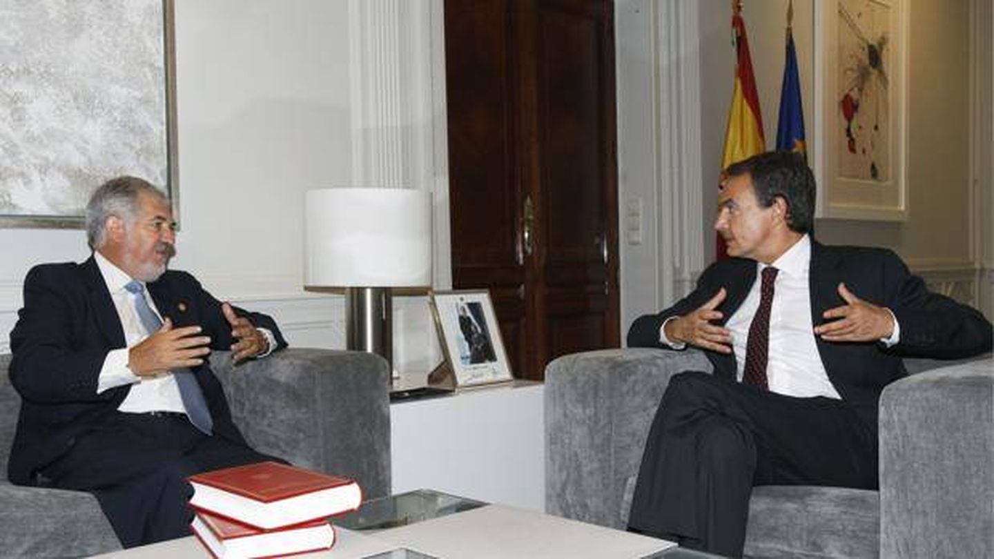Conde-Pumpido, en una reunión con Zapatero en 2009. (EFE)